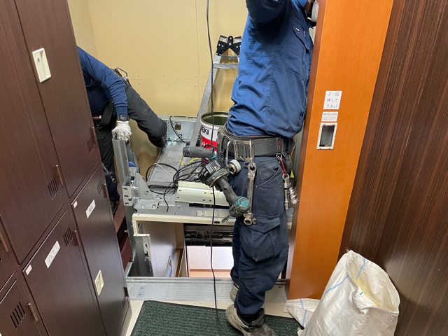 ２階出入口枠解体